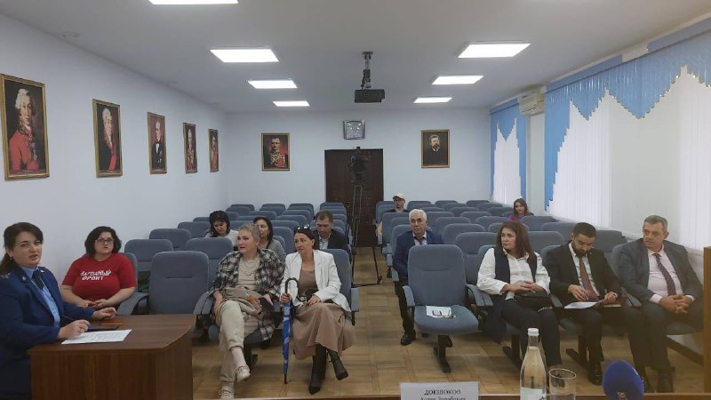 Накануне в прокуратуре республики в рамках реализации мероприятий правового просвещения населения под председательством заместителя прокурора республики Аслана Докшокова прошел круглый стол, посвященный обсуждению актуальных проблем, связанных с соблюдени