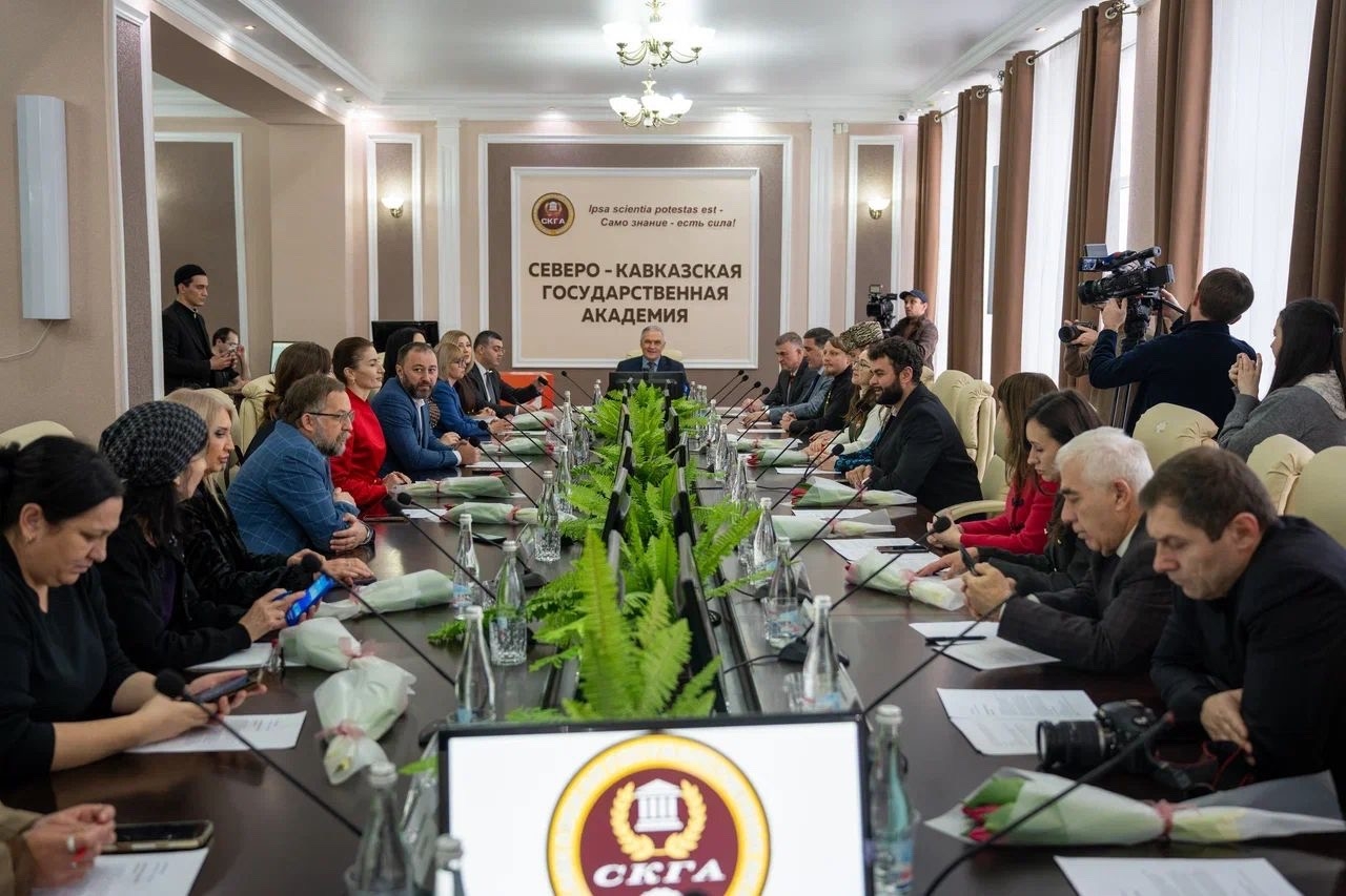 В Карачаево-Черкесии обсудили формулу единства народов России совместно с лидерами мнений
