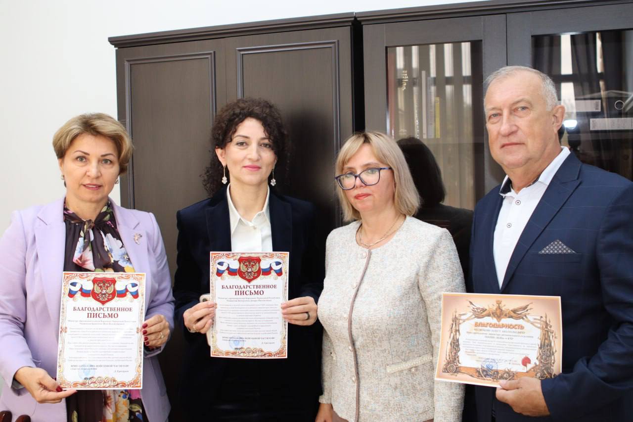 Председатель Общественной палаты Карачаево-Черкесии Елена Владимировна Ляшова вручила Благодарственные письма от командования и личного состава войсковой части 01485