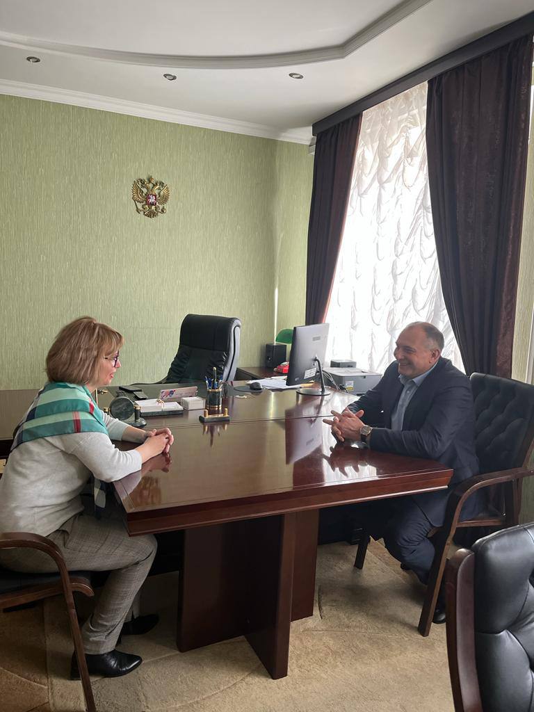 Двусторонняя встреча Председателя Общественной палаты КЧР Ляшовой Елены Владимировны с депутатом Думы Муниципального образования города Черкесска, атаманом Баталпашинского отдела Кубанского казачьего войска Дедуком Валерием Николаевичем