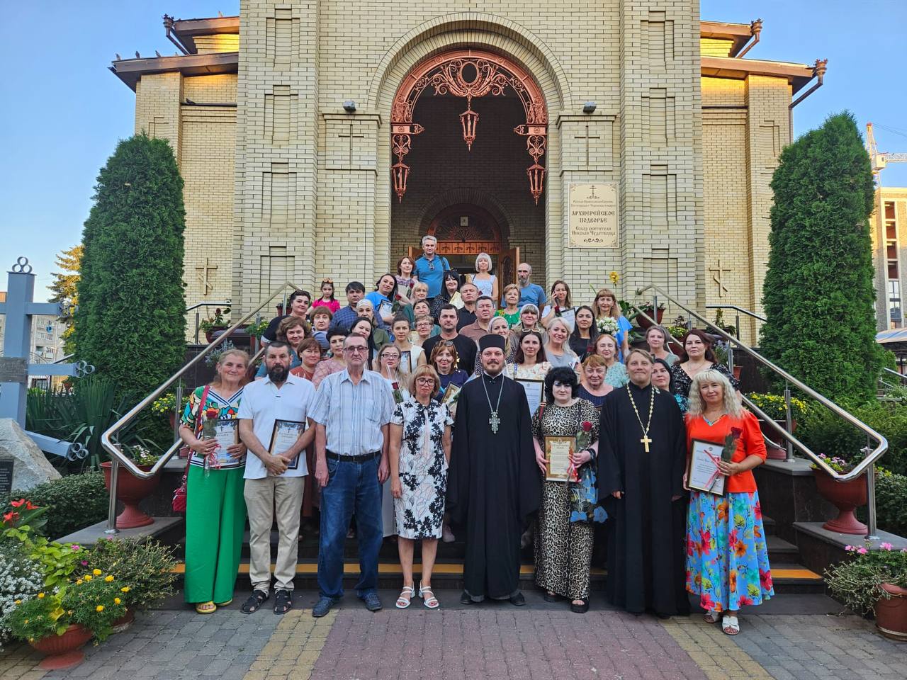 В праздник Преображения Господня и во Всемирный день гуманитарной помощи в музее "Истории Церкви и казачества" при Никольском соборе города Черкесска состоялось награждение благодарственными письмами Главы Карачаево-Черкесии Рашида Темрезова добровольцев