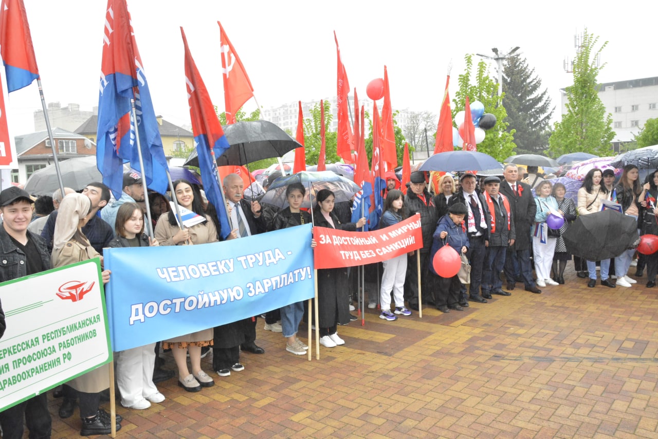 Торжественный митинг, посвящённый празднику Весны и Труда! 